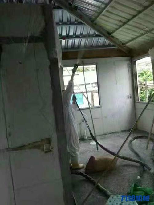 如何掌握聚氨酯噴涂機施工的技術(圖2) 聚氨酯發泡噴涂屋頂施工