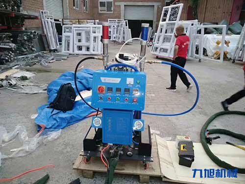 小型便攜式噴涂聚氨酯保溫料機器(圖1) 噴涂聚氨酯機械